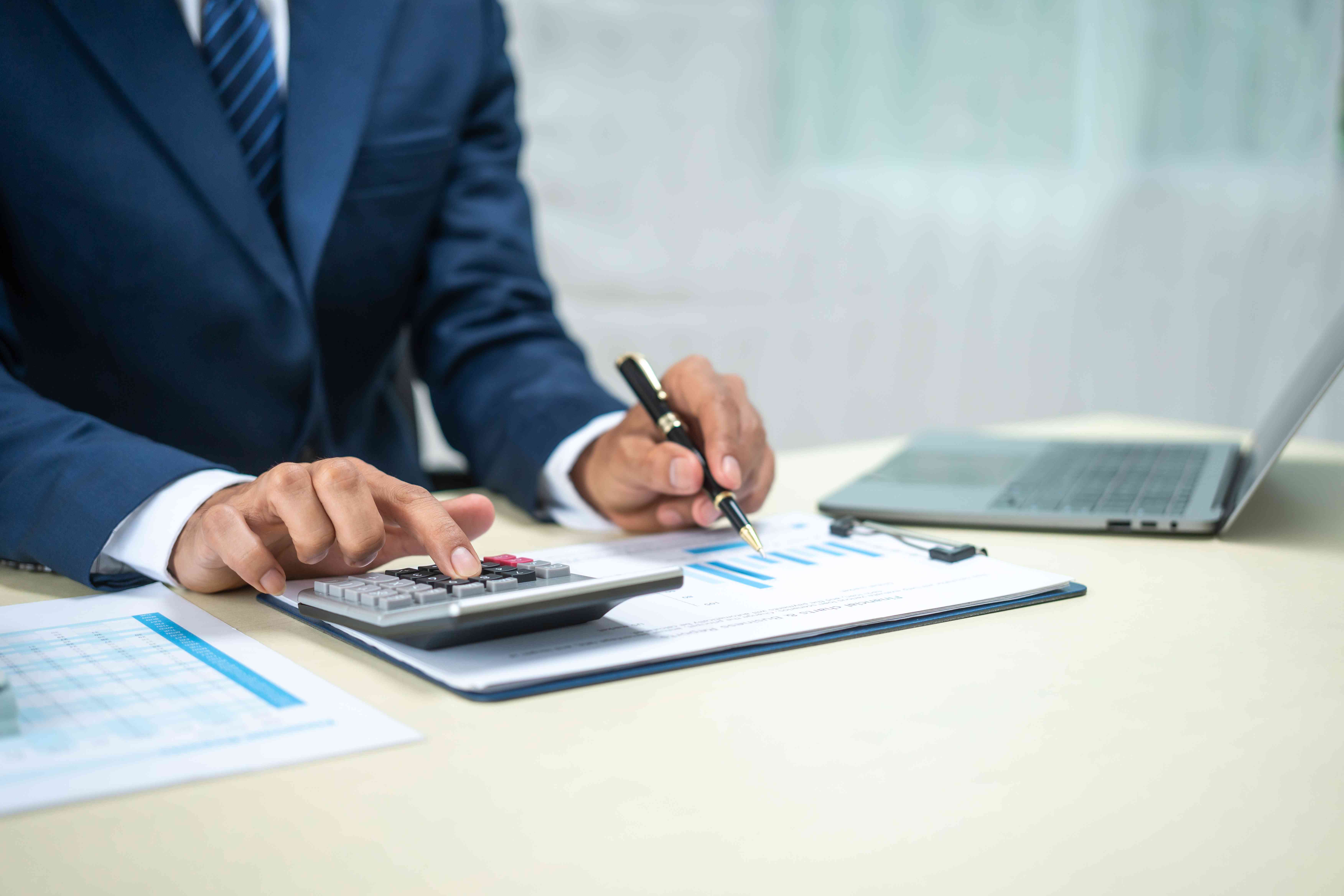 A banker uses a calculator to determine the number of coupon payments remaining until the termination of a derivative note.